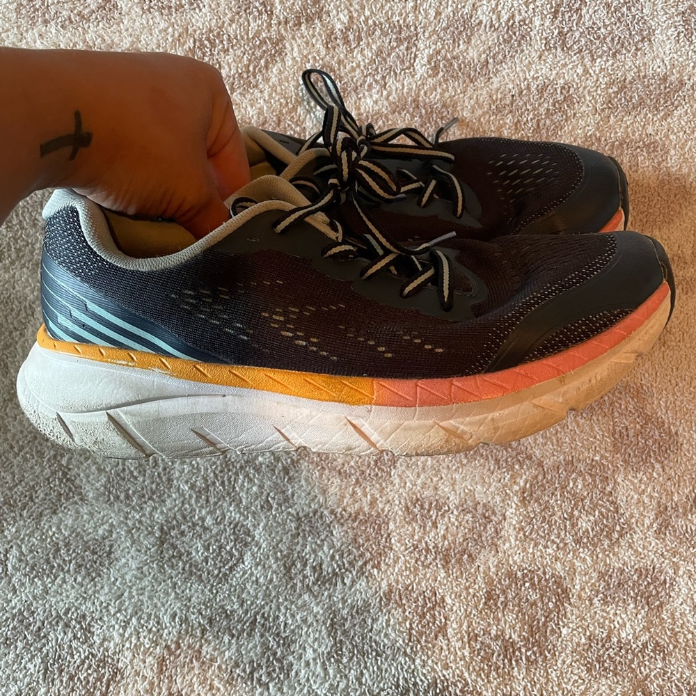 Hoka dupes Avia brand